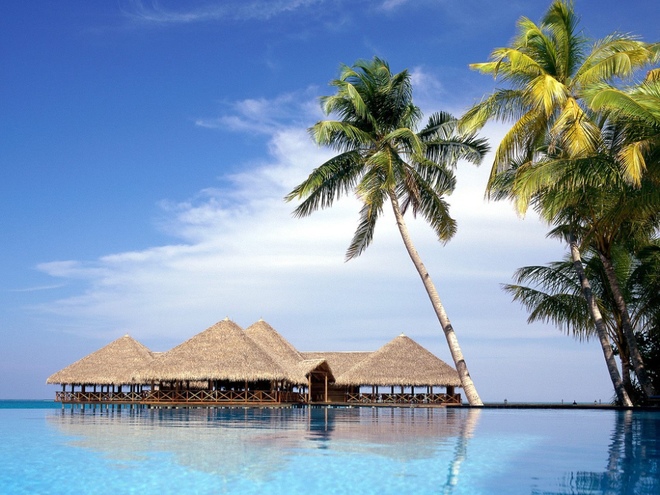 Sở hữu 26 đảo san hô và hơn 1200 hòn đảo nhỏ, Cộng hòa Maldives có diện tích khoảng 300 km2. Quốc đảo này được mệnh danh là nơi "chỉ cách thiên đường một bước chân" vì có các điểm lặn biển đẹp nhất hành tinh, những bãi cát trải dài mịn màng và hàng loạt các khu nghỉ dưỡng cao cấp.